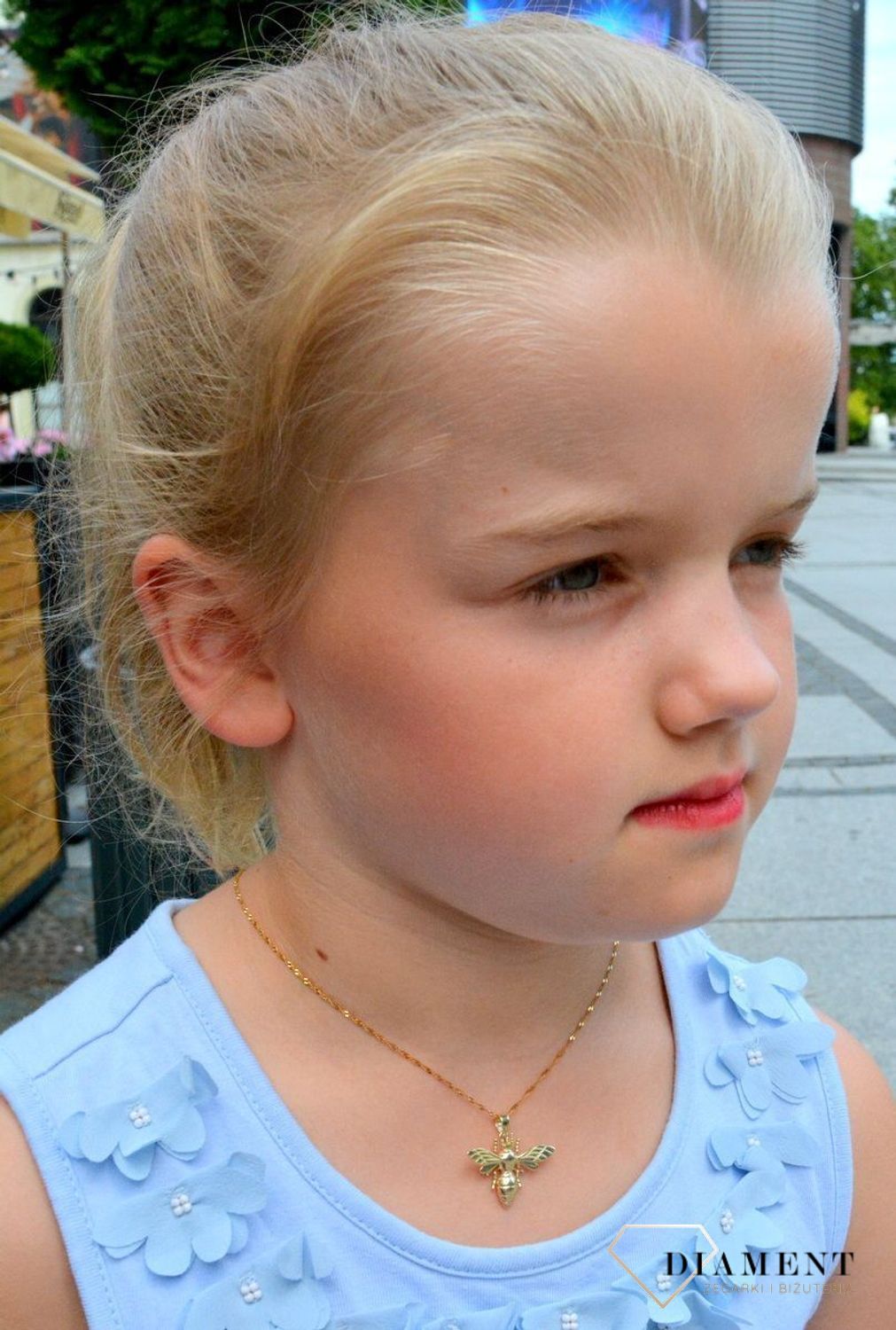 Złota zawieszka Pszczoła ZA 7017 333. Zawieszka złota Pszczoła próby 333. Złoty wisiorek w kształcie pszczoły. Wykonany ze złota próby 333. Wisiorek ten to idealny pomysł na prezent, którym wyjawimy swoje uczucia..jpg